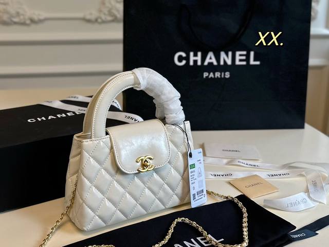 折叠盒 Size：21×13 Chanel 香奈儿23K 新款kelly 包 小巧精致的包身，小手提设计～ 金色双c扣的点缀，菱格纹款式 搭配金色编织肩带链条