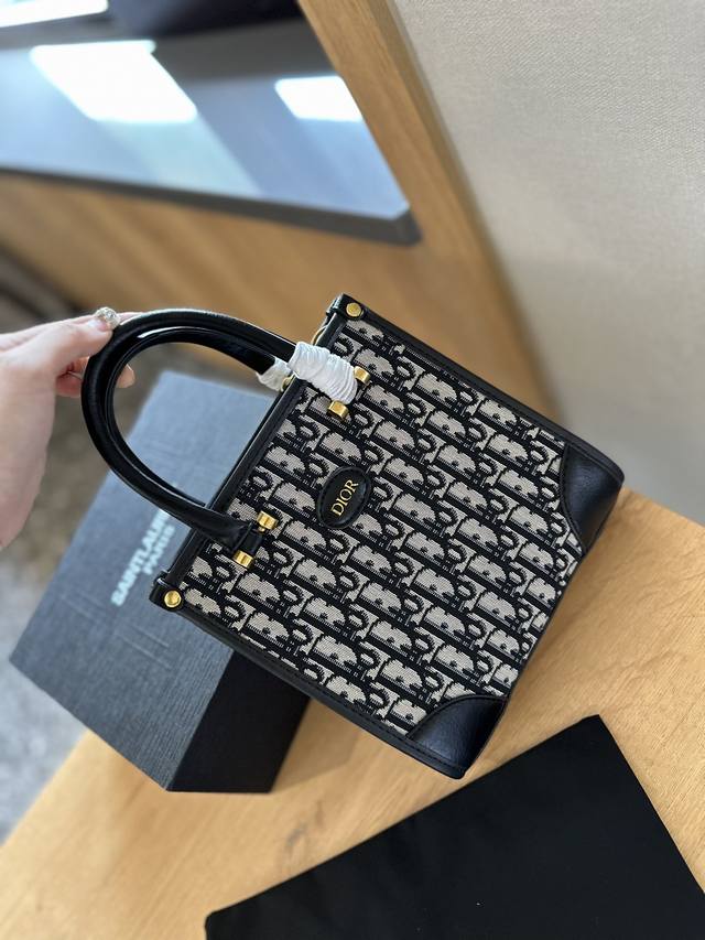 礼盒包装 Lv Ysl Dior 中古手提包 单肩斜挎款 这款包真的很简单 越看越好看 容量非常感人 轻松装纳日常随身物品 这只包真的要安利大家 简直是搭配神器