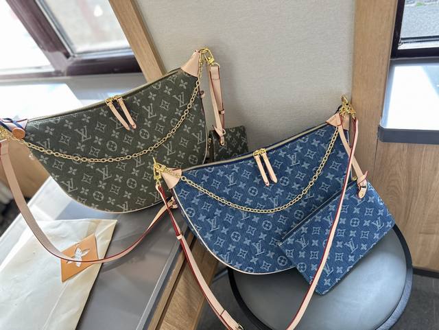 折叠礼盒包装 Size：38*26Cm Lv 中古 牛仔 Loop 牛仔 腋下包 大月亮 太戳我了吧！上身效果！ 啥也不说啦！订起来 . 搜索lv 大号月亮包