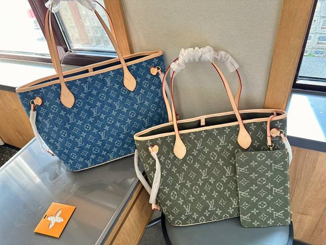 折叠礼盒包装 Lv 中古 牛仔 Nf 购物袋 Neverfull 购物袋！入门级的款式哦！绝对的终身款！此物经典不言而喻！街拍和实用都是非常nb的选择！大家拿到