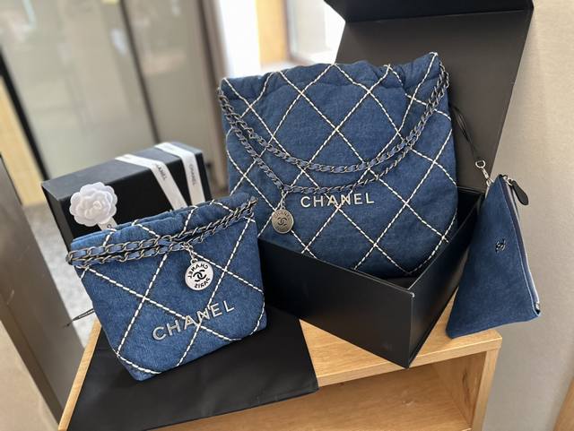 折叠礼盒包装 Chanel 22Bag 以数字命名的“垃圾袋” 2021 年10 月，Chanel 品牌艺术总监virginie Viard在2022年春夏 时