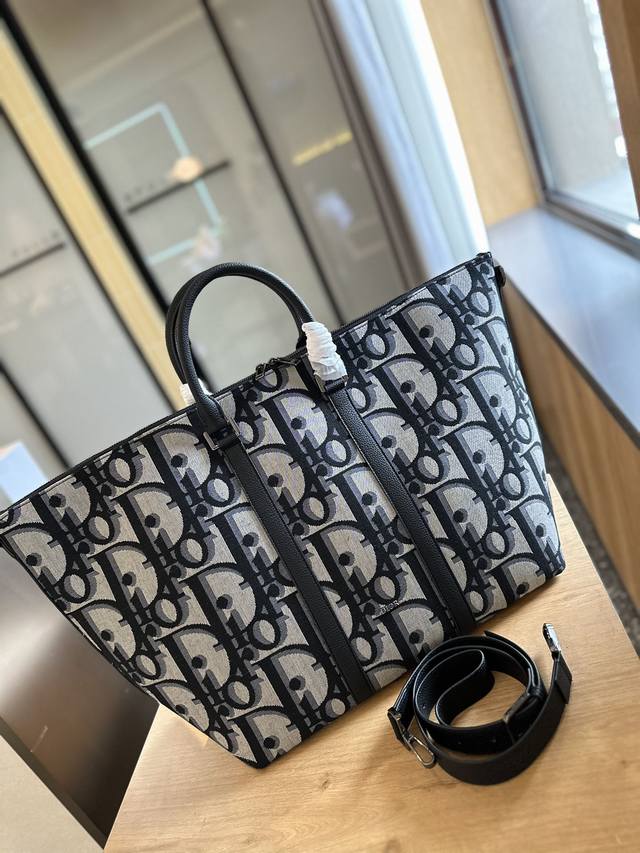 Dior Weekender 旅行袋 Weekender 40 手袋是二零二四春季男装系列新品，彰显经久不衰的高雅风格。采用米色和黑色超大oblique印花面料