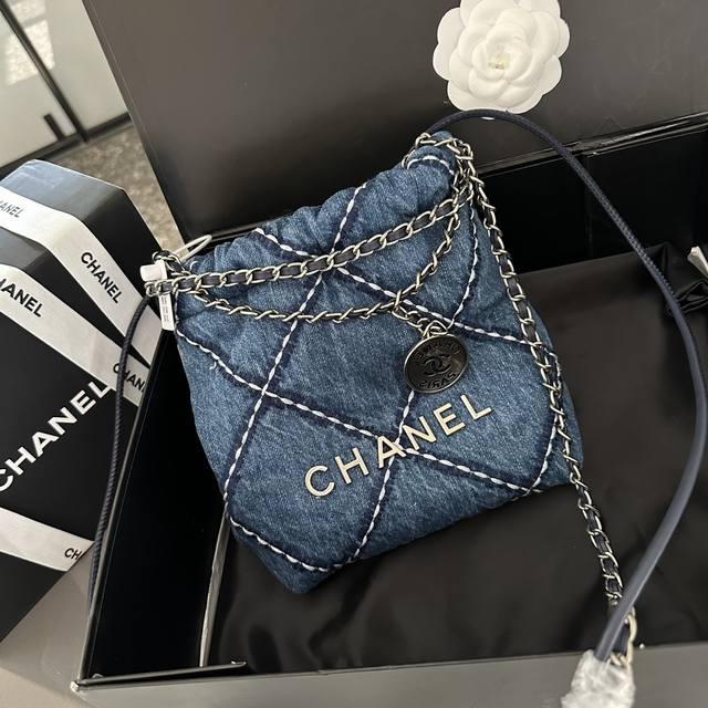 折叠礼盒包装 Chanel 22Bag 以数字命名的“垃圾袋” 2021 年10 月，Chanel 品牌艺术总监virginie Viard在2022年春夏 时