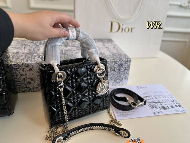 大号 小号 折叠盒 Size：20×17大号 17×15小号 Lady Dior 迪奥戴妃漆皮手提包 以藤格纹缉面线打造醒目的绗缝细节， 时髦典雅的设计经久不衰