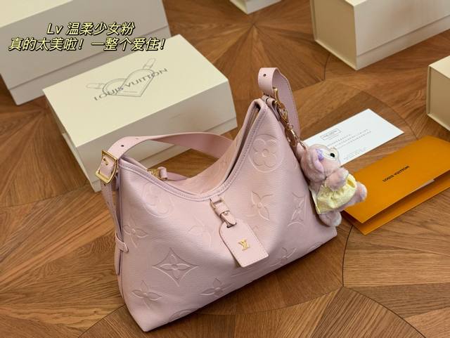 配挂件20 Size：26.32Cm Lv Carryall 年度包王 带有蝴蝶结的腋下包喜欢吗， 内附一只收纳零钱包， 性价比颜值超在线了 ！ 单肩斜挎完全没