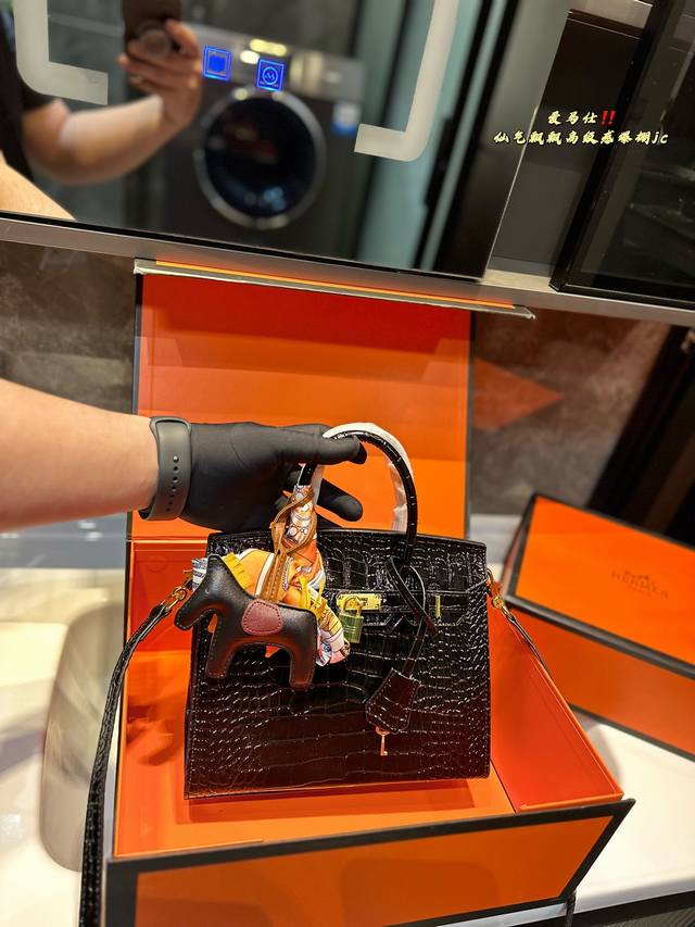 折叠礼盒 Hermes 高级鳄鱼纹 铂金包 Hermès 爱马仕 铂金包 高端质量 原版皮质 明星同款 原版质量 ，Hermès每个女孩的必备品 尺寸：30Cm