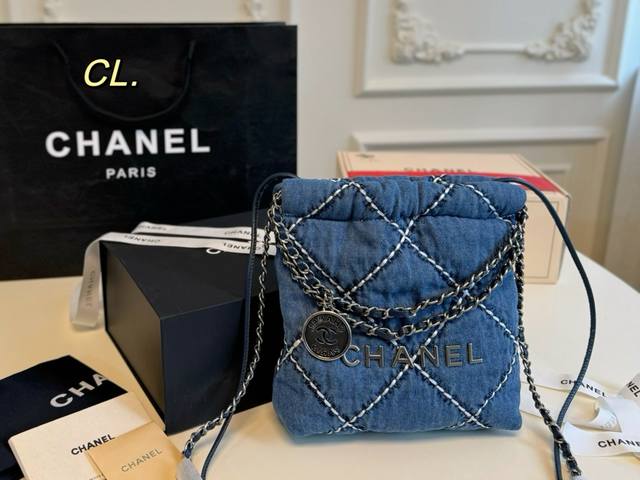 折叠盒 Size:20×21 Chanel Mini牛仔垃圾袋 Mini太好看啦 容量还可以 单肩手提都好看 爱了爱了 可盐可甜，颜值爆棚