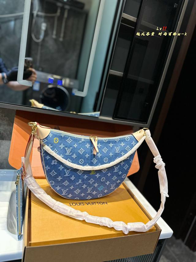 折叠礼盒 Size：38*26Cm Lv 中古 牛仔 Loop 牛仔 腋下包 大月亮 太戳我了吧！上身效果！ 啥也不说啦！订起来 . 搜索lv 大号月亮包 牛仔