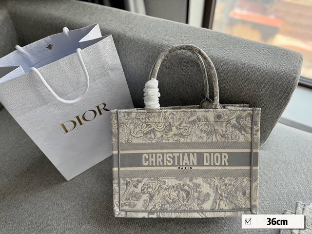 无盒 Size：26.5*21Cm 36*28Cm 42*36Cm D家 Tote购物袋 真的是晃一眼 . Dior Booktote 太美啦！ 立体刺绣 非普