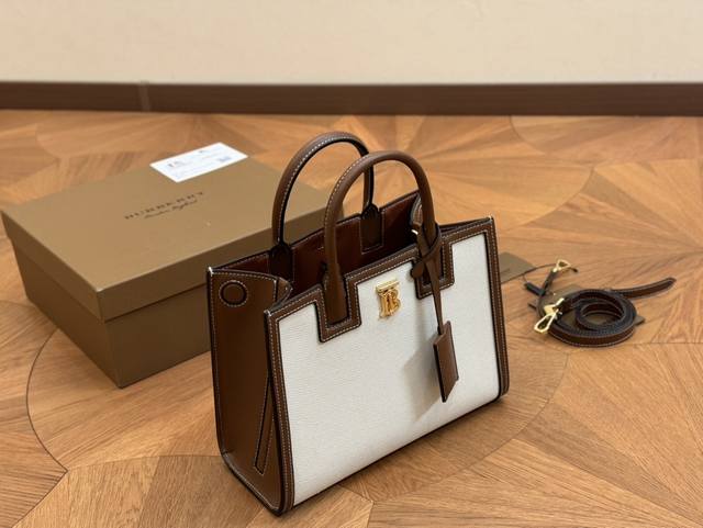 配盒 牛皮 Size：27*21Cm 巴宝莉 Frances 帆布拼皮 非常chic！ 自带vintage气质！ Burberryfrances包美是一种态度，