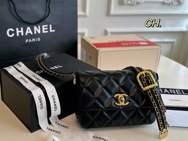 配盒 Size：20×14 Chanel 香奈儿新款23K 宽肩带方胖子 经典大气的皮穿链宽肩带， 手感软糯，满满的高级感！ 可斜背，可单肩背～ 超级时髦，慵懒