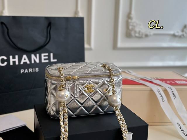 折叠盒 Size：17×10 Chanel 香奈儿新品珍珠链条盒子包 精巧别致链条化妆盒，链条调节长短～ 包身轻便，小巧可爱又特别能装，超级nice 怎么背都随