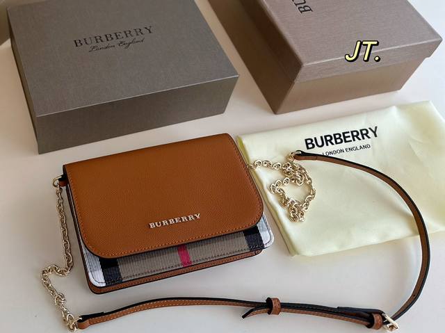 折叠盒 Size：19×13 Burberry 巴宝莉经典格纹信封邮差包 经典的格纹图案，复古、低调 超级能装，轻便实用！ 高级感拉，耐看百搭