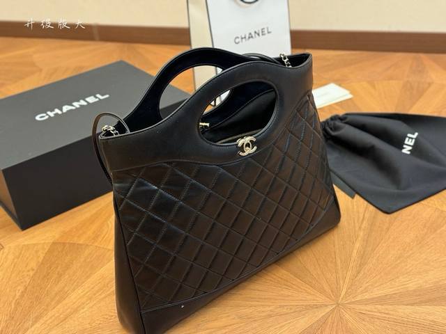 无盒 升级版 Size：39*32Cm 小香家 值得入手的31Bag Chanel 经典购物袋 这谁顶得住 小香真爱粉必入啊 一包难求！