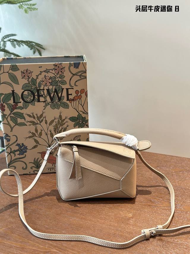 Loewe策迷你粒面牛皮puzzle手袋学 Loewe推出的首次亮相手提包 长方体形状和精确的切割技术创造了 Puzzle独特的几何线条 这个迷你版本采用经典牛