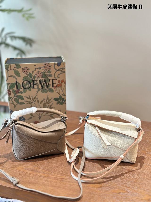 Loewe策迷你粒面牛皮puzzle手袋学 Loewe推出的首次亮相手提包 长方体形状和精确的切割技术创造了 Puzzle独特的几何线条 这个迷你版本采用经典牛