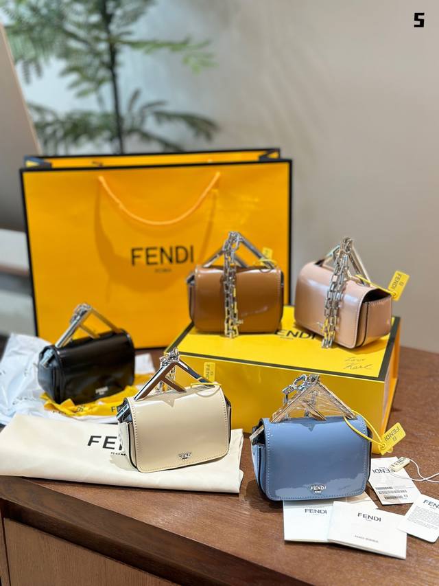 Fendi Nano F手袋，配有翻盖、超大ff形状手柄和磁性摁扣。带夹扣的可拆卸链条，方便挂在更大的手袋上或戴在手腕上。真皮光面皮革材质。银色饰面金属 件。S