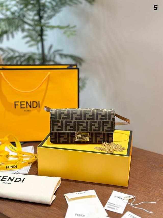 Fendi链条皮夹baguette手袋 可腋下也可斜挎喔 性价比超高# #芬迪新款#Fendi #腋下包#法棍包22Cm 盒子包装