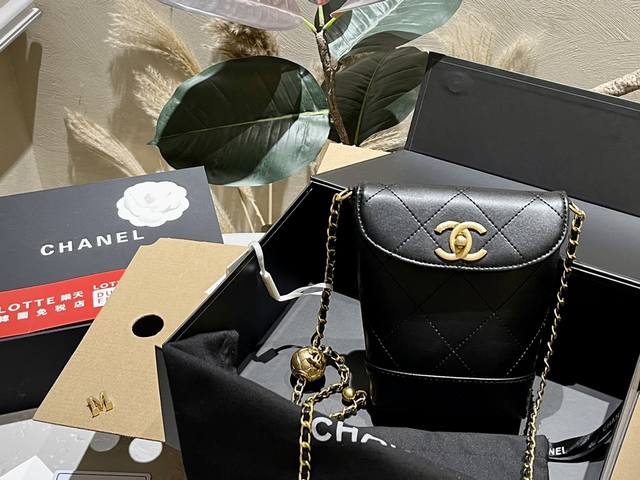 折叠礼盒 Chanel 金球斜挎 小水桶 慵懒随性又好背 上身满满的惊喜 高级慵懒又随性 彻底心动的一只 Size：11.17