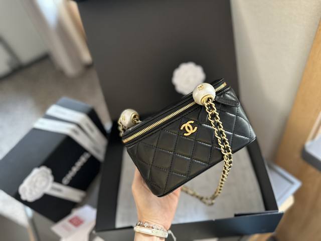 折叠礼盒包装 Chanel 新品 高级镶金镂空编织手柄 盒子包 化妆包 小箱子 最近的盒子包系列真的好火，小盒子当然是异常可爱啦。尺寸 16 10 8Cm