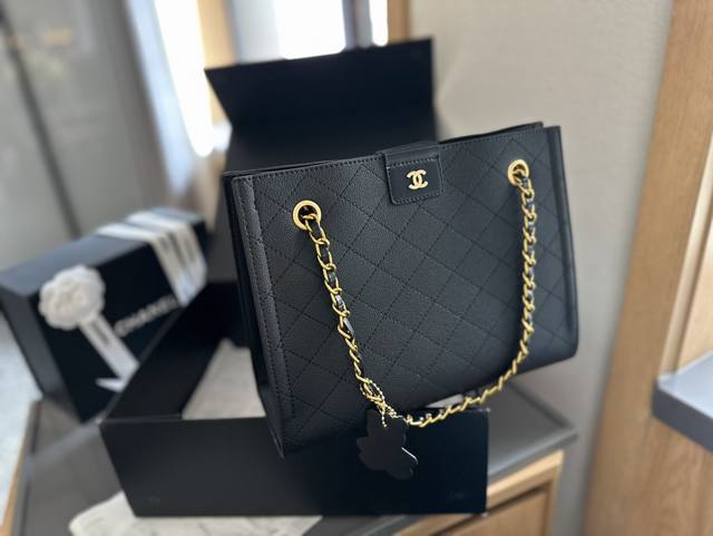 礼盒包装 Chanel 托特包 Tote 慵懒随性又好背 上身满满的惊喜 高级慵懒又随性 彻底心动的一只 Size 25Cm