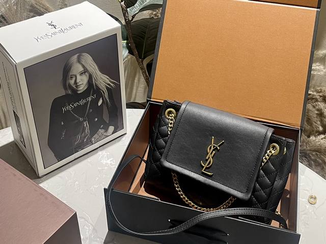 折叠礼盒+官网飞机箱 Ysl 圣罗兰新款 Nolina Monogram Nolita手袋，前翻盖饰以金属联结ysi字母标志，饰菱形纹绗缝包缝，搭配链条和皮革背