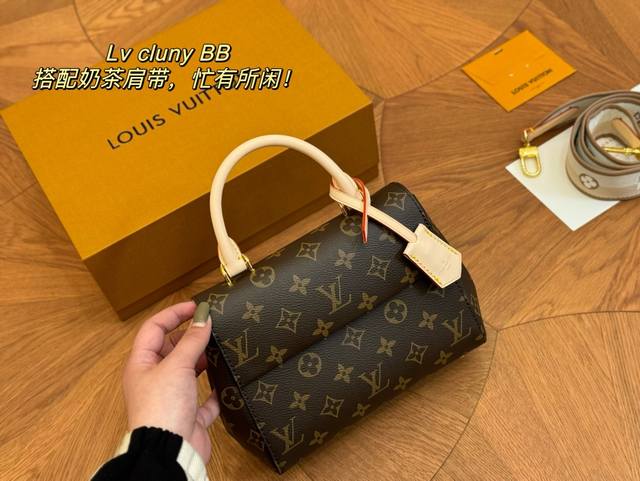 配盒 Size：20*16Cm Lv Clunymini也太温柔了吧 新品！ 尺寸非常小巧可爱 肩带奶茶棕色超级温柔！ 大小真的好合适喜欢