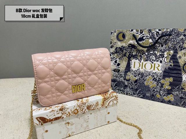 礼盒包装 Dior Woc 链条包 迪奥的复印古花图案早在上世纪六十年代在就巴黎时装周里掀热起潮 不同的如是今大家伙儿的时髦度态已经融入生活 身背老花单品行到走