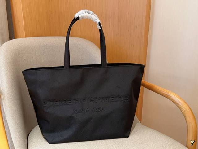 亚历山大王 Alexander Wang 帆布腋下包购物袋托特包tote 轻便大容量 尺寸：31×29×24