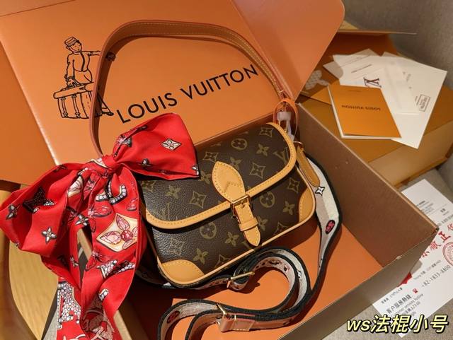 配送龙年限定款丝巾 Lv 路易威登 Diane 迷你mini法棍包蜜蜡黄皮 尺寸20×13×7 礼盒包装飞机箱