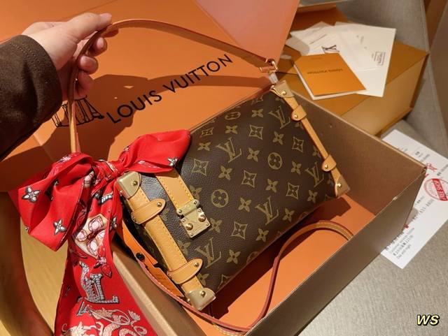 配送龙年限定款丝巾 Lv路易威登 Louis Vuitton 谷爱凌同款 Trunk老花秀款软盒子蜜蜡黄皮 尺寸21×14 礼盒包装飞机箱