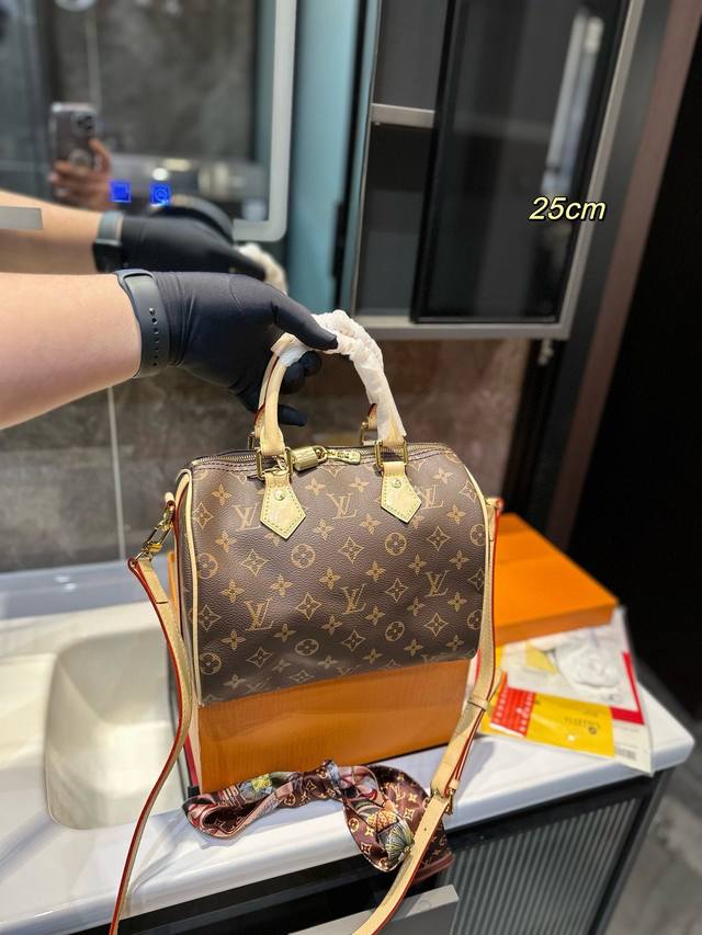 折叠礼盒 Lv Speedy Nano 枕头包 这款retiro 手袋以标志性的lv老花面料制成，搭配奢华的变色牛皮饰边，经典永恒。优雅低调的外形设计和宽敞的包