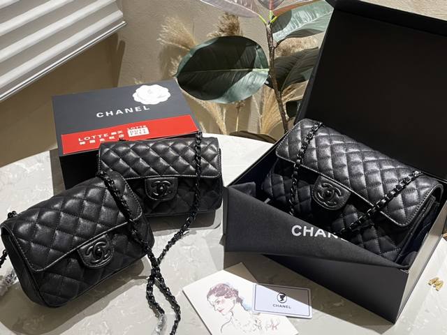 So Black 折叠礼盒 Chanel 极致黑cf手袋。专柜一年涨3次价的cf 说下皮料，香家专用皮料厂供货，意大利原装鱼子酱，Cf鱼子酱相比之前的增加了柔软