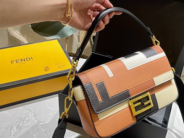 折叠盒 Fendi 限定系列 颜值天花板法棍包 容量还是挺大的 低调高档而且新款的法棍有手柄和斜背链条更加可以多种方式去使用不用像中古法棍包只局限于一个手柄的背