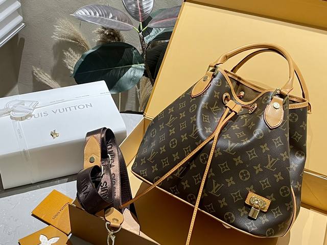 Lv 中古 Tote 斜挎包 网红爆款 这款包真是太有味道了 浓浓的复古风情 的精髓体现的淋漓尽致 挺括明快的线条与丰富的经典设计细节彰显独特魅力：时尚而实用的