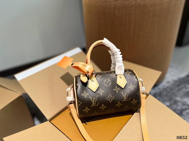 Lv Nano Speedy 16 枕头包 Lv 新款系列 枕头包 手袋,全网首发 Lv Speedy Nano 枕头包这款retiro 手袋以标志性 经典永恒