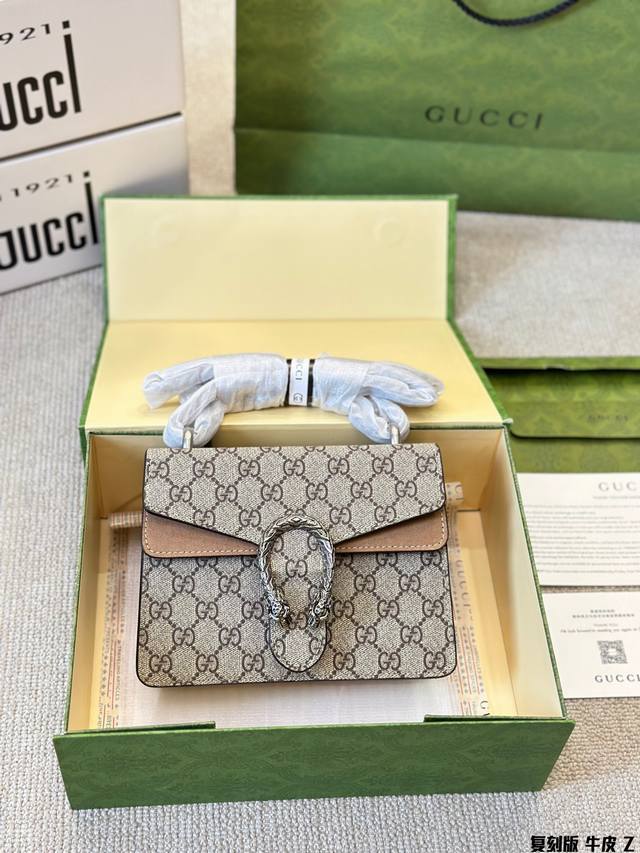 复刻版 牛皮 Gucci 全面升级专柜对版品质 经典dionysus酒神包 就是alessandro亲自设计的 名字来源于古希腊罗马神话中的酒神 经典pvc搭配