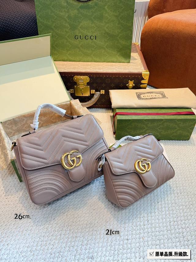 配礼盒 Gucci 古奇 新款 手提马蒙 名字来源于古希腊罗马神话中的酒神 虽为手袋界的新秀 但即使是在it Bag层出不穷的今天 经典包款里也有它一席之地 销