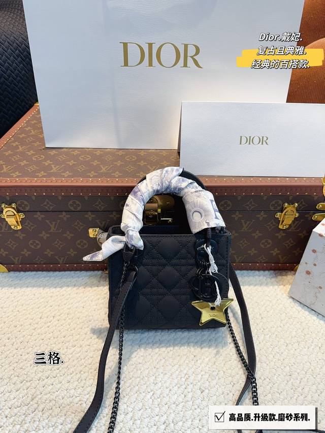 配飞机盒. 迪奥dior 戴妃包 进口小羊皮 顶级原单 质感爆棚的美 上身真的太太太有质感啦 日常逛街不要太吸晴尺寸：23*12*20 20*9*17 16*8