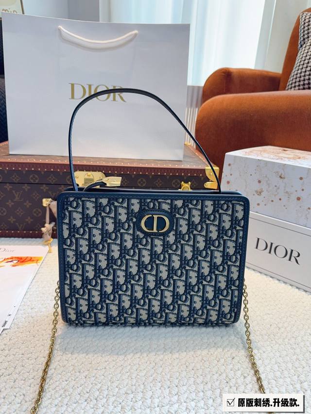 配礼盒. Dior 新品 24洗漱包 采用专柜御用原双版面绣花老料 迪奥的oblique复印古花图案早在上世纪六十年代在就巴黎时装周里掀热起潮 不同的如是今大家