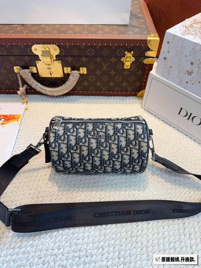 配礼盒 Dior 迪奥 新款枕头包 单肩 斜挎 手提包 美到无法无天的款式 今年简直引领时尚最in元素 上身超级好看 尺寸：20*11*11Cm