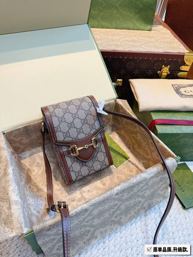 配礼盒 Gucci 古驰 5 Mini斜挎包woc单肩 手机包 百搭款 酷奇 美到无法无天的款式 今年简直引领时尚最in元素 上身超级好看 尺寸：11*4*17