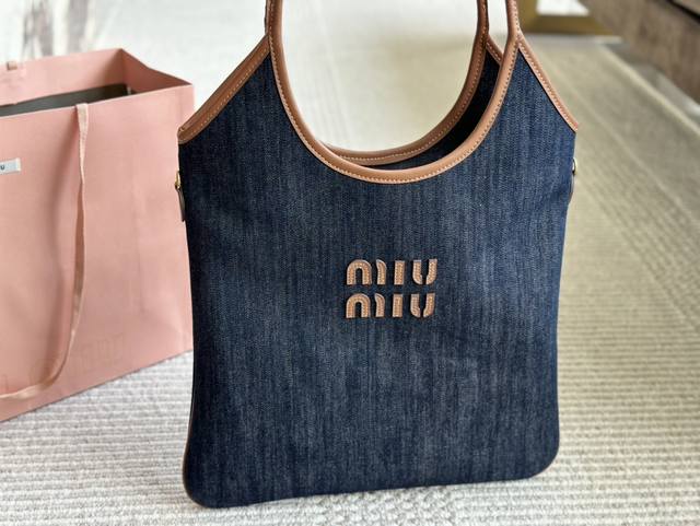 Size：36*35Cm 春天来了又可以买新包啦 这次是 Miumiu的牛仔托特tote 实物很好看 又轻便容量又大颜值在线！ 手感超级好哦！