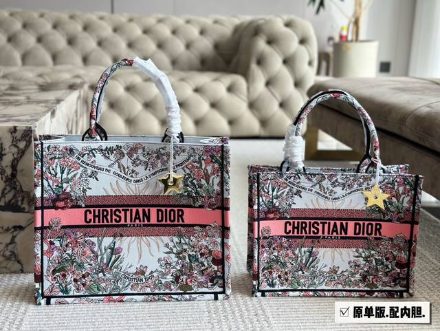 Dior 原版布提花 Dior Book Tote今年最喜欢的一款购物袋 Tote我用的次数最多的包，因为容量超级大，不管什么东西都向里面放，当然凹造型也是必须