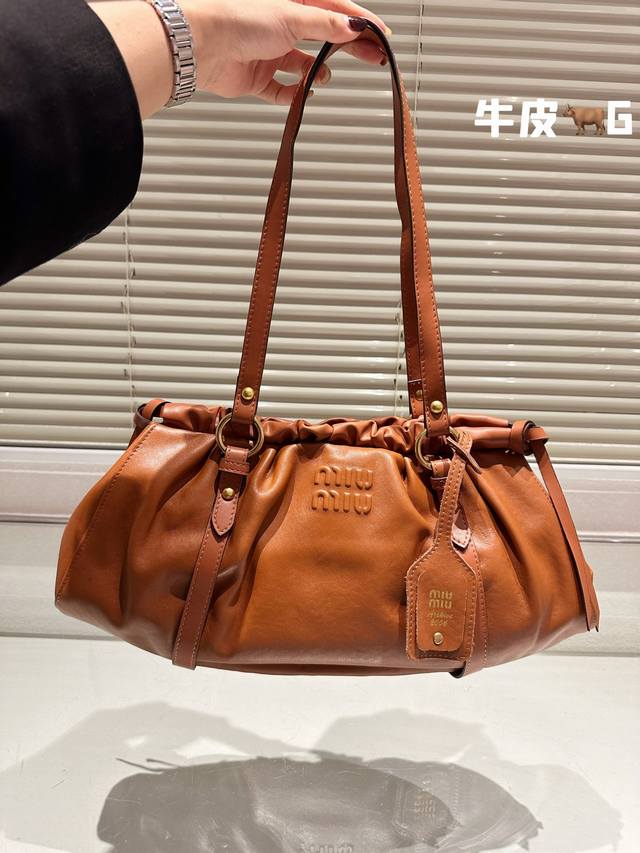 顶级纯皮 Miumiu 新款 牛皮tote包 美到逆天 手提包 这种充满味道的季节当然要有一直小miumiu超精致，有份量有质感 少女感中增加了一抹轻熟气质 简