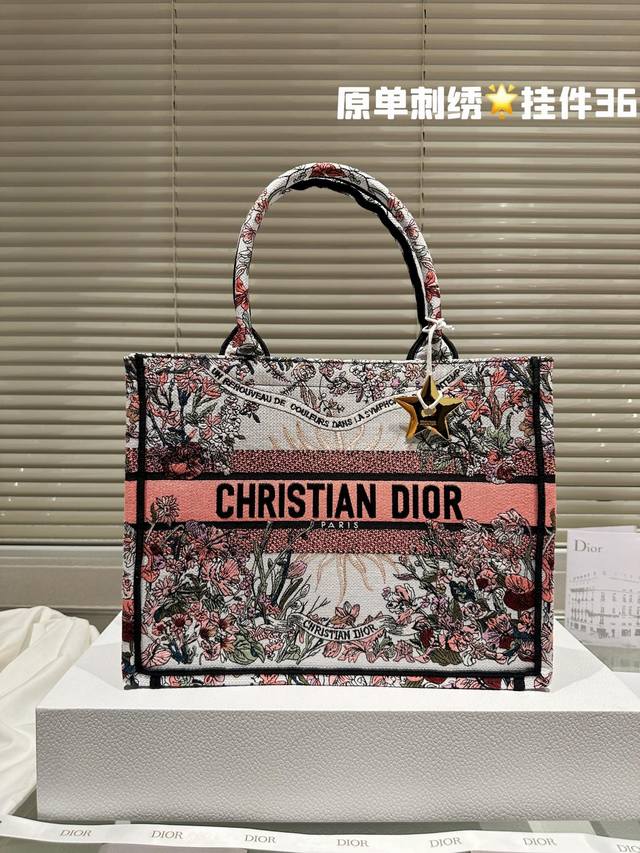 3D浮雕原版布 Dior 原版布提花 Dior Book Tote今年最喜欢的一款购物袋 Tote我用的次数最多的包，因为容量超级大，不管什么东西都向里面放，当