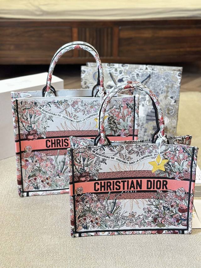 3D浮雕原版布 Dior 原版布提花 Dior Book Tote今年最喜欢的一款购物袋 Tote我用的次数最多的包，因为容量超级大，不管什么东西都向里面放，当