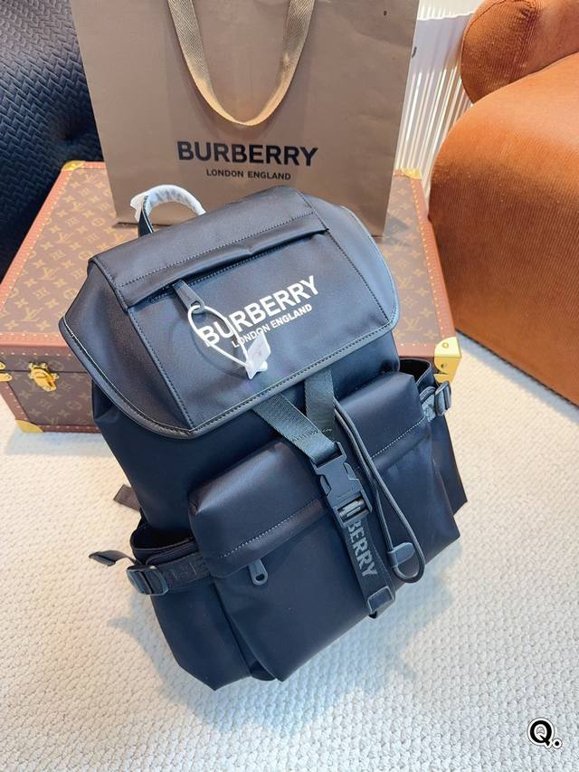 巴宝莉burberry 双肩包 超高辨识度的巴宝莉 品牌logo的装饰瞬间提升逼格，特别吸睛。 肩带的设计很舒服，宽度刚刚好，包包的容量也挺大的，足够你放下随身