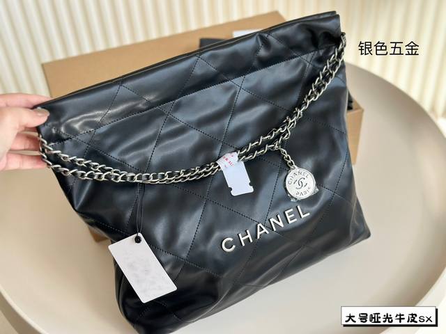 飞机盒 Chanel 千呼万唤的牛皮系列 今年火遍全网的垃圾袋 不多说啦直接上现货 搜索 小香家 垃圾袋 尺寸35厘米