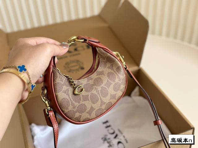 飞机盒 Size：15.5 中宽 *7Cm Coach 4月新品开挂了， 哪里来的小可爱 新品又美出新高度了， 这个小可爱， 简直不要太可爱了， 很适合春天配小